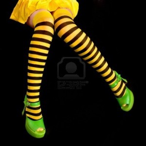 gambe-rivestite-in-giallo-e-nero-collant-nudo