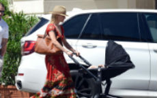 Michelle Hunziker carrying the Roberto Cavalli Regina bag @    Forte dei Marmi