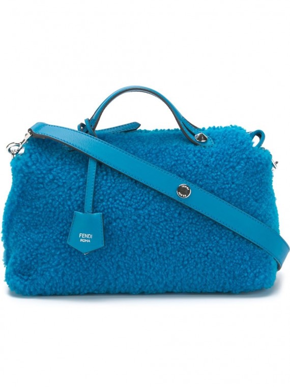 bauletto-pelliccia-azzurra-fendi